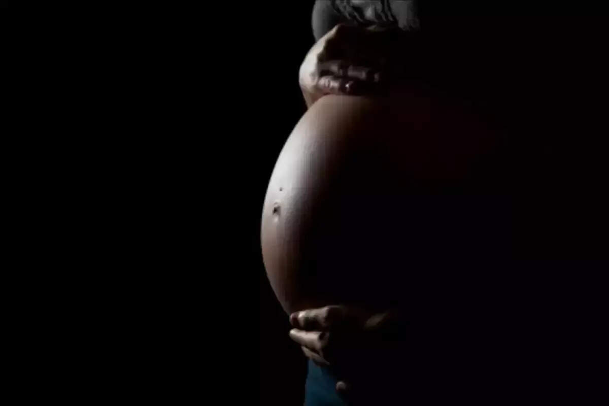 பள்ளி சென்று கொண்டிருந்த 14 வயது பள்ளி மாணவிக்கு ஆண் குழந்தை..!!