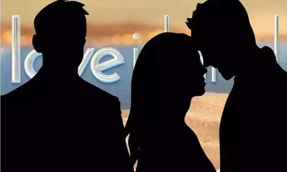 2 பேருடனும் சுற்றியதால் ஆத்தரம்...காதலியை தாக்கிய காதலர்கள்!!