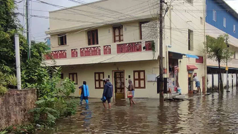 மழை நீருடன் கழிவுநீர் கலந்து வீடுகளுக்குள் புகுந்ததால் மக்கள் அவதி!!