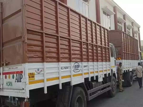 ரூ.535 கோடி பணத்துடன் நடுவழியில் நின்ற லாரி!!