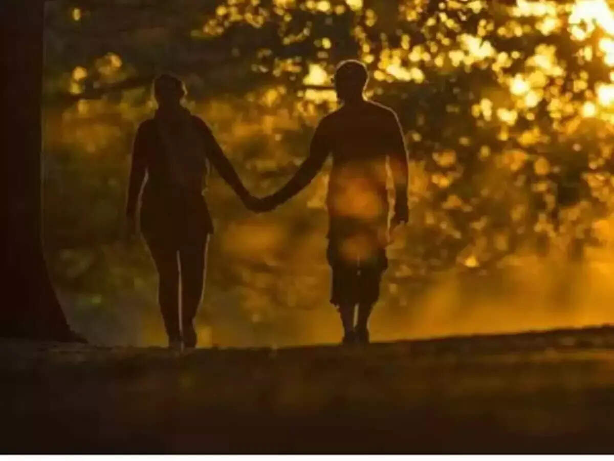 காதல் வசப்பட்டு 15 வயது மாணவருடன் மாயமான ஆசிரியை..!!