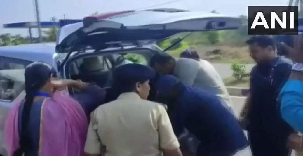 கெத்துதான்… முதலமைச்சர் காரையே சோதனையிட்ட போலீஸ்!!