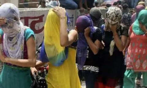 வீடுகளில் ஜோராக நடைபெற்ற விபச்சாரம்… 8 பேர் கைது!!