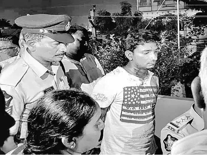 அப்போ என்ன புடிச்சது... இப்போ புடிக்கலையா... காதலிக்க மறுத்த காதலியை ஆபரேசன் பிளேடால் கொடூரமாக கொலை செய்த காதலன்!!