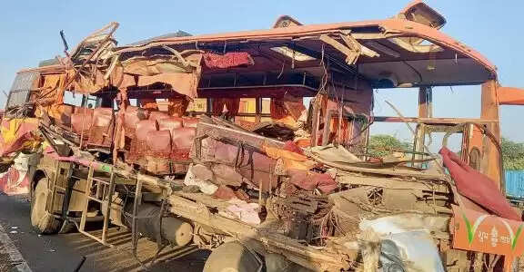 பெரும் சோகம்.. லாரி மீது சொகுசு பஸ் மோதல்; 7 பெண்கள் உட்பட 10 பேர் பலி..!