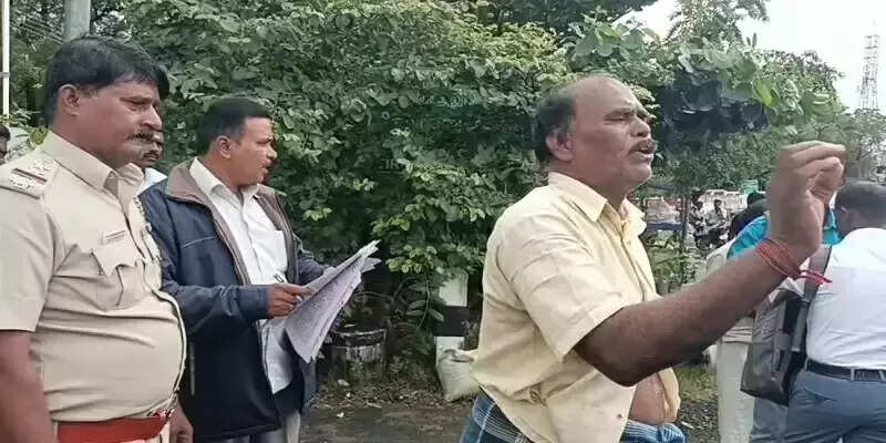 பையனின் எதிர்காலத்தை கேள்விக்குறி ஆக்கியவர் மீது நடவடிக்கை எடுக்கக்கோரி தந்தை சாலையில் புரண்டு போராட்டம்..!!