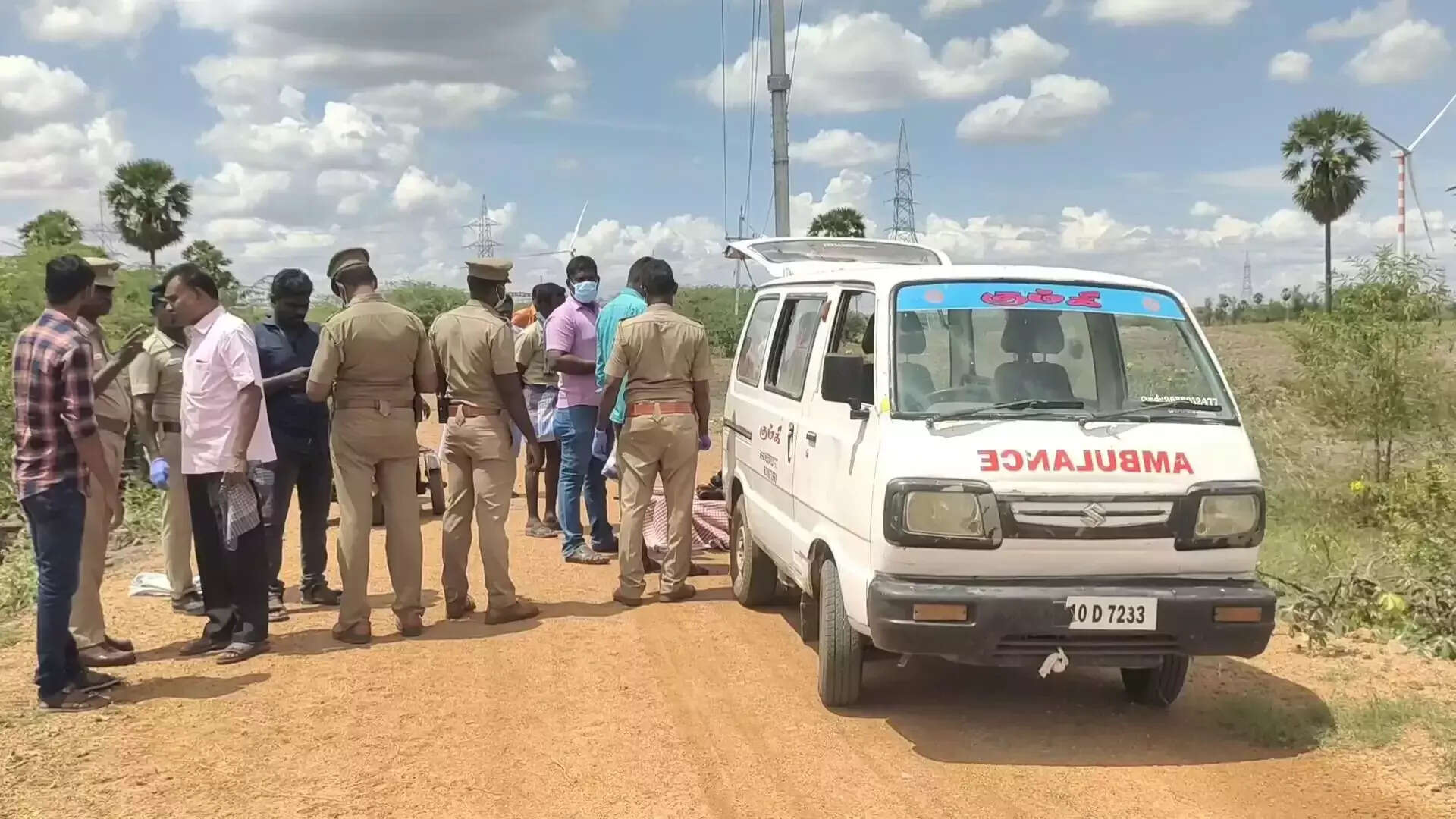 மனைவிக்கு கள்ளக்காதலன்... மகளுக்கு காதலன்... எதிர்த்த அப்பாவை இரும்பு கம்பியால் அடித்து பெட்ரோல் ஊற்றி கொலை..!!