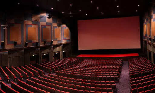 தியேட்டர்களில் இன்று முதல் சிறப்பு காட்சிகள்!!