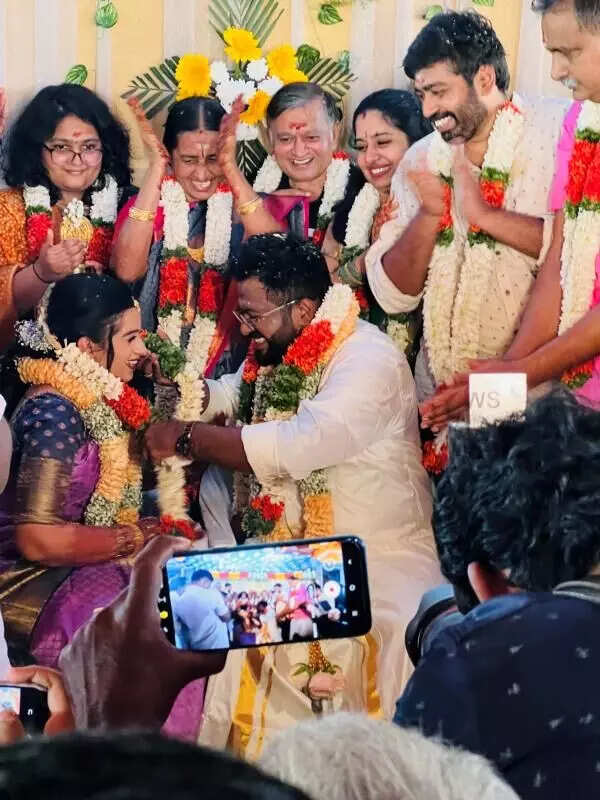 பிரபல இயக்குனருக்கு டும் டும் டும்..!! குவியும் வாழ்த்துக்கள்..!!