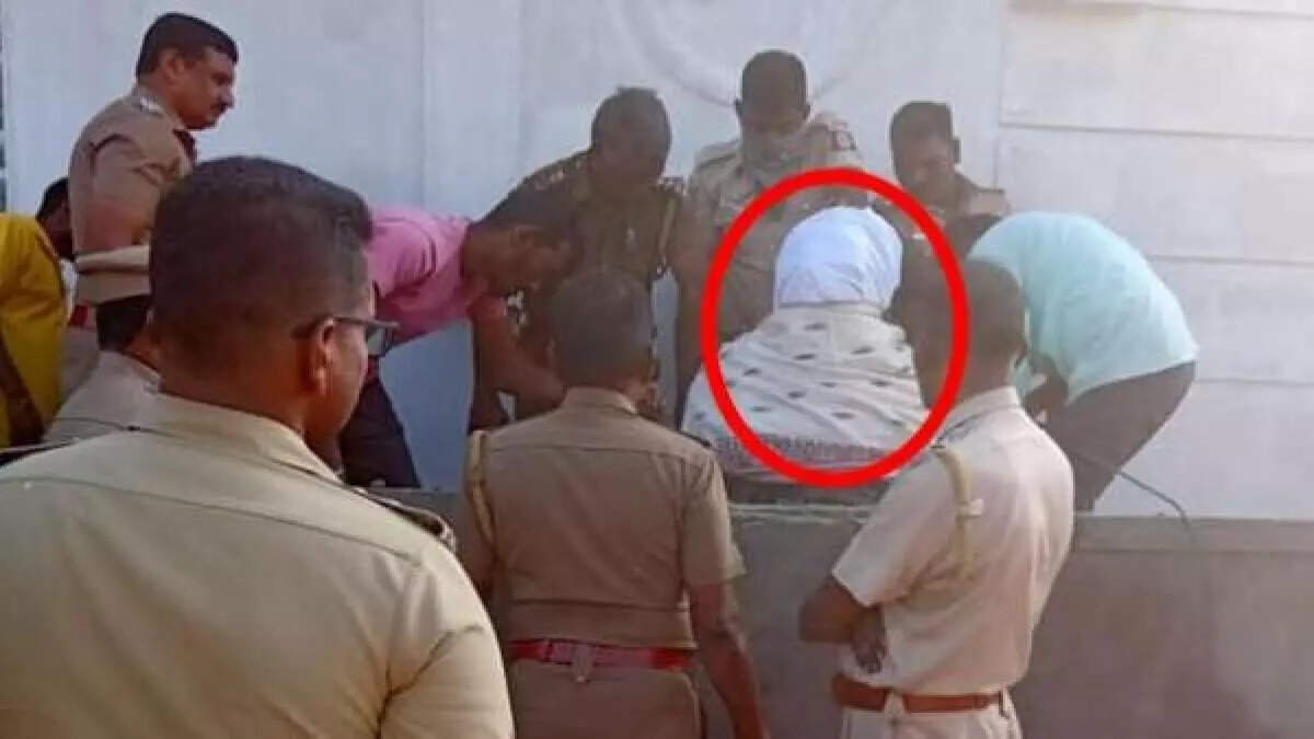 பெரியார் சிலை விவகாரம் – அதிகாரிகள் மீது அதிரடி நடவடிக்கை!!