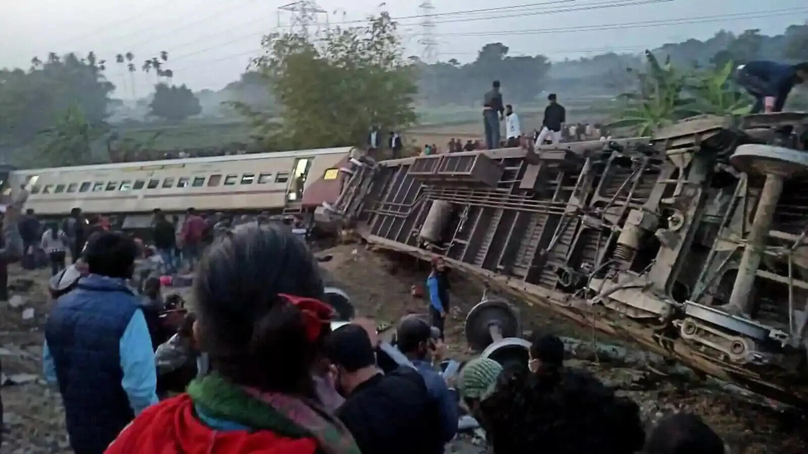 ராஜஸ்தானில் ரயில் தடம் புரண்டது!...பதறிய பயணிகள்...