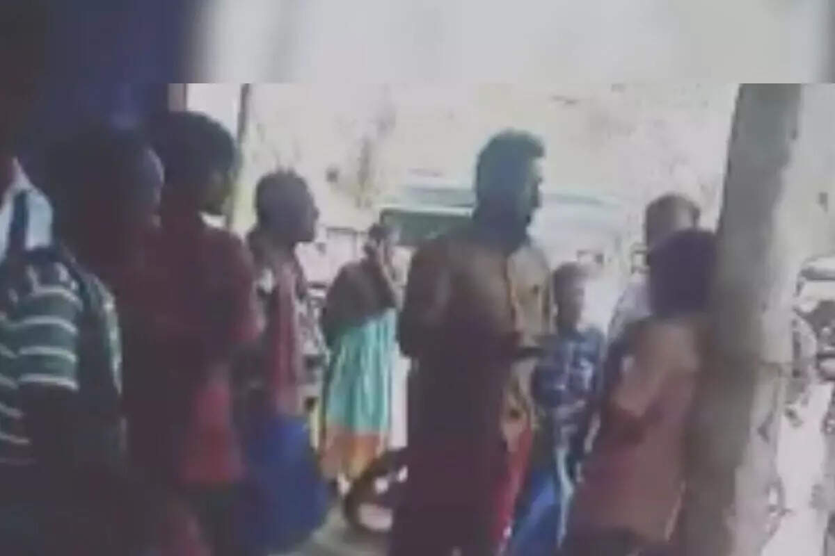 மிட்டாய் திருடியதாக சிறுவர்களை கட்டிவைத்து அடித்த கடைக்காரர்!!