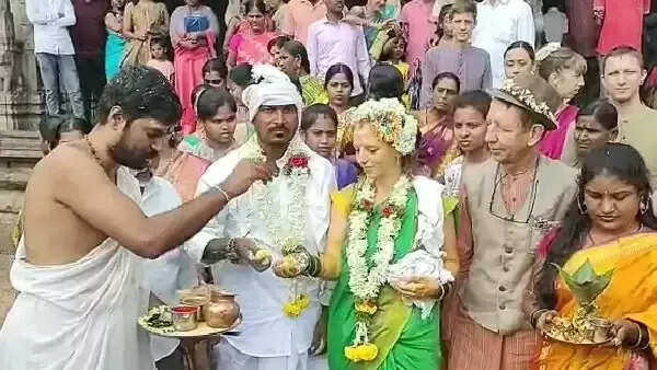 பெல்ஜியம் பெண்ணை மணந்த ஆட்டோ டிரைவர்!!நேர்மையை பார்த்து மலர்ந்த காதல்...