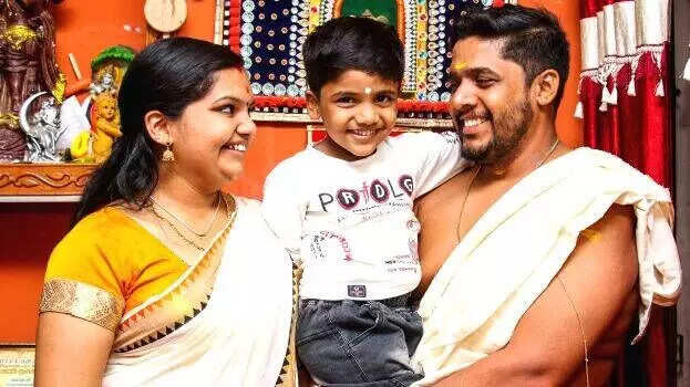 வெளிநாட்டு வேலையை விட்டுவிட்டு பூசாரியான இளைஞர்!!