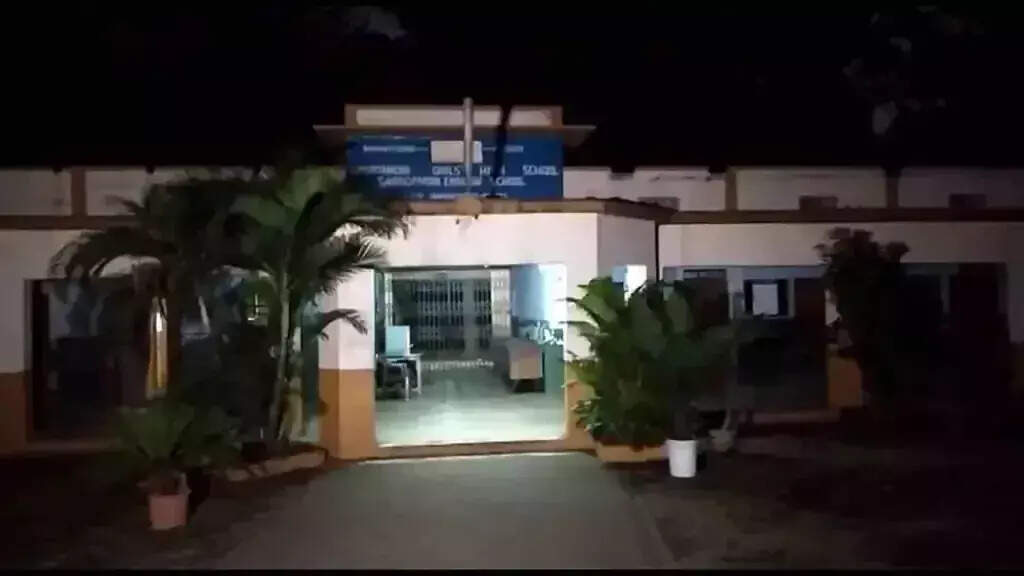 காப்பி அடிப்பது தவறு தான் அதுக்காக ஆசிரியர் செய்த கேவலமான செயல்.. அவமானத்தில் தீக்குளித்த மாணவி!!