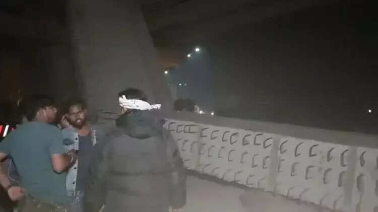 கட்டுமான பணியின் போது இடிந்து விழுந்த மேம்பாலம் – 2 பேர் பலி!!