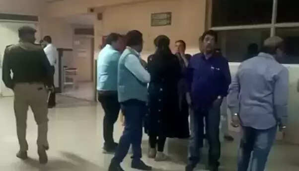 மதிப்பெண் சான்றிதழ் தராமல் இழுத்தடித்த கல்லூரி முதல்வரை உயிருடன் பெட்ரோல் ஊற்றி கொளுத்திய மாணவர்..!!