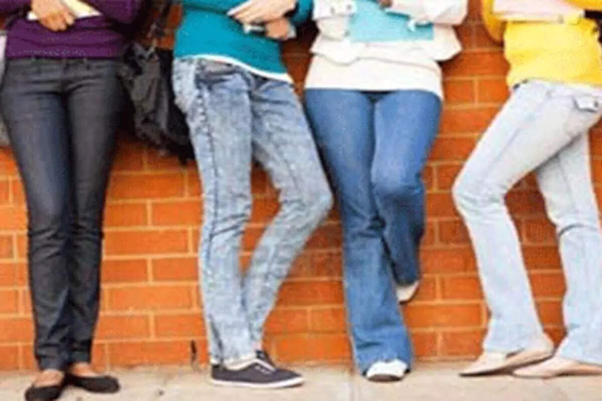 இனி மருத்துவமனை ஊழியர்கள் ஜீன்ஸ், டீ சர்ட் அணிய தடை..!!