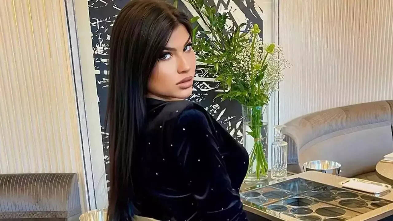 காதலனை துப்பாக்கியால் சுட்டுவிட்டு நிர்வாணமாய் தப்பிய மாடல் அழகி!!