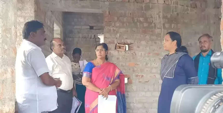 ஏழைகளுக்கு என்றால் இப்படியா? ஒப்பந்ததாரரை வெளுத்து வாங்கிய மாவட்ட ஆட்சியர்!!