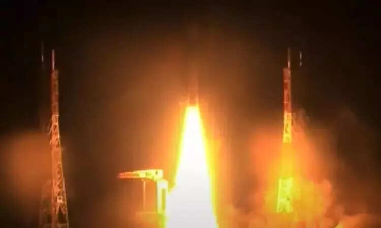 வெற்றிகரமாக விண்ணில் பாய்ந்தது ஜிஎஸ்எல்வி – 3 ராக்கெட்!!