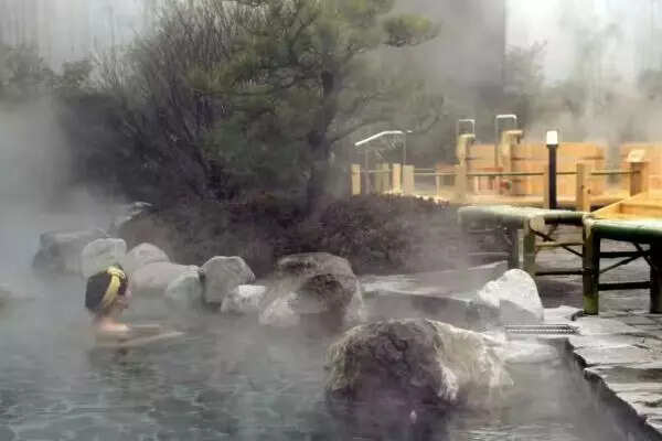 அதிர்ச்சி செய்தி..!! 10000 பெண்களின் குளிக்கும் வீடியோக்களை எடுத்துள்ள கும்பல்..!!