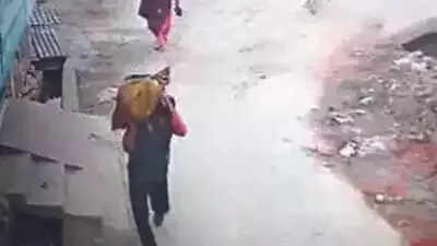 நிர்வான நிலையில் பெண்ணின் சடலம் சாலையில் கிடந்ததால் பரபரப்பு..!!