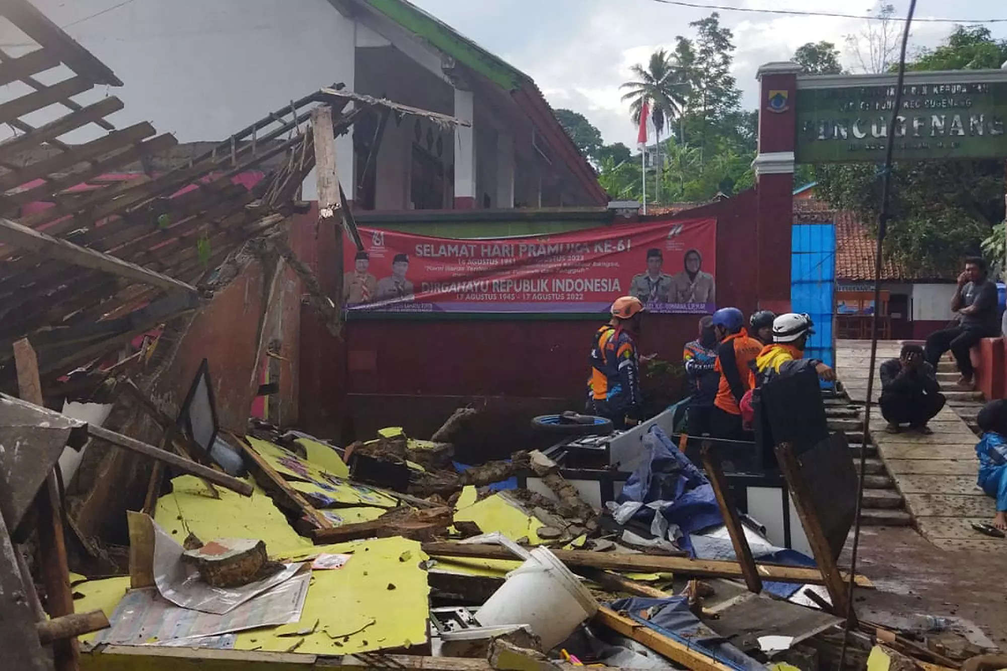 Gempa kuat di Indonesia!  ...peringatan tsunami?
