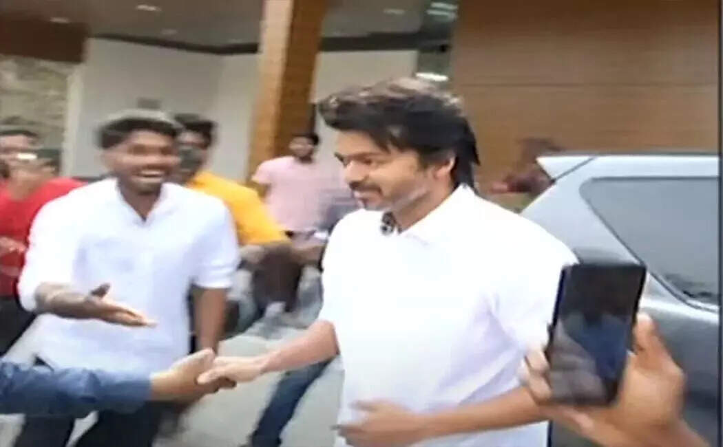 ரசிகர்களுக்கு பிரியாணி விருந்து கொடுத்த விஜய்!!