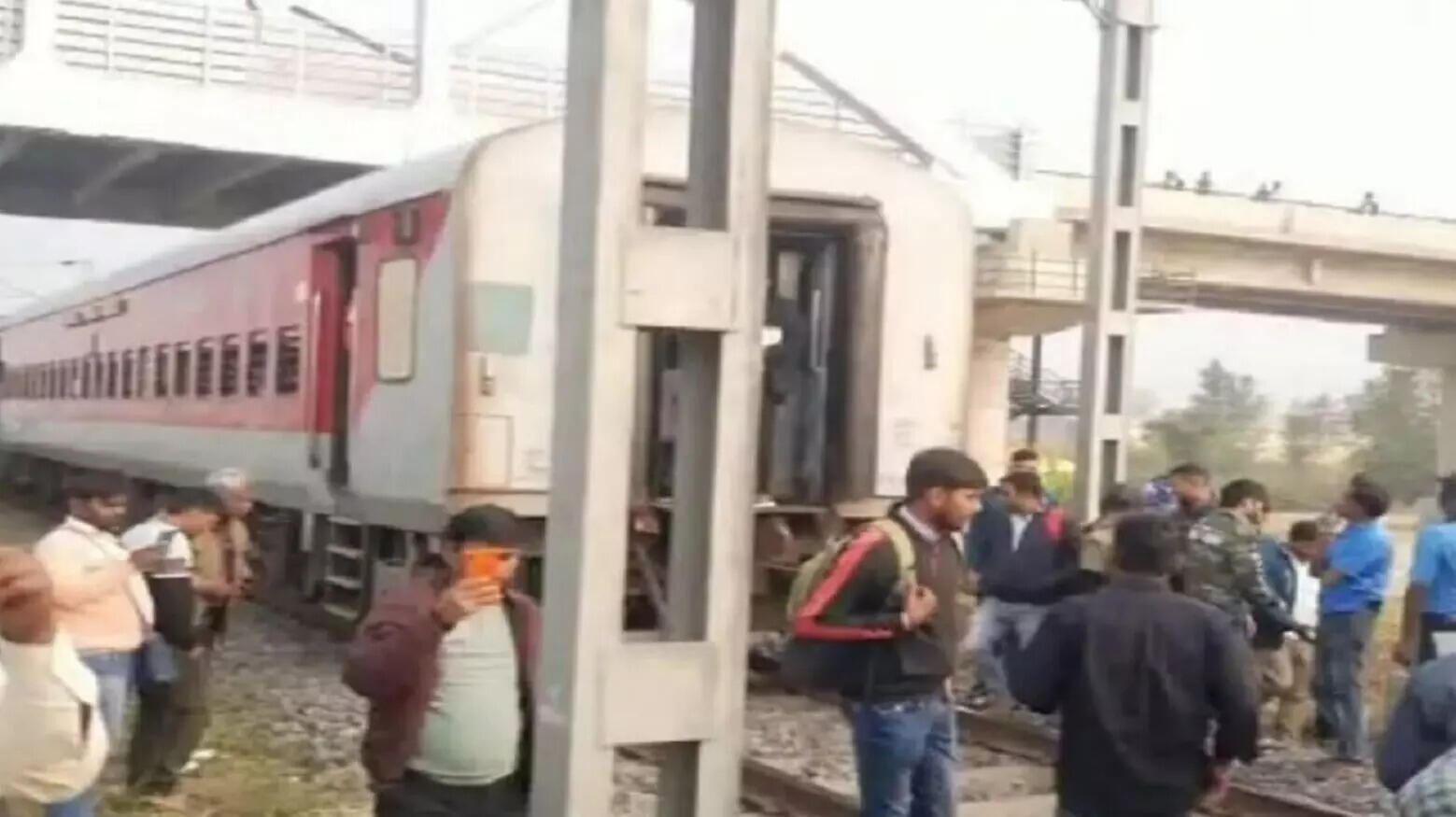 பரபரப்பு! எஞ்சினை விட்டு பிரிந்த பெட்டிகள்!!