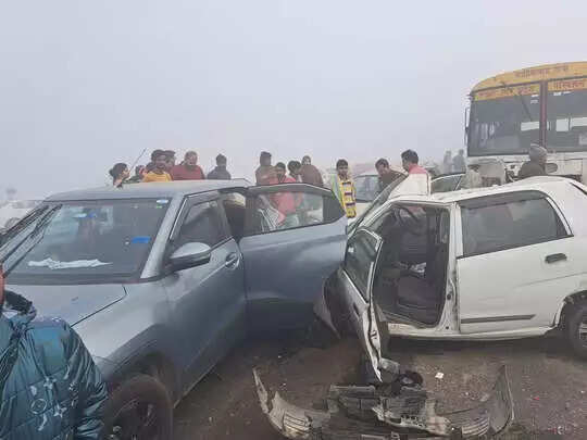 பனி மூட்டத்தால் 35 வாகனங்கள் அடுத்தடுத்து மோதி விபத்து!!