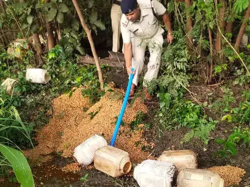 எப்படி எல்லாம் யோசிக்கிறாங்க பாருங்க..! கை பம்பு அமைத்து கள்ளச்சாராயம் விற்பனை..!!