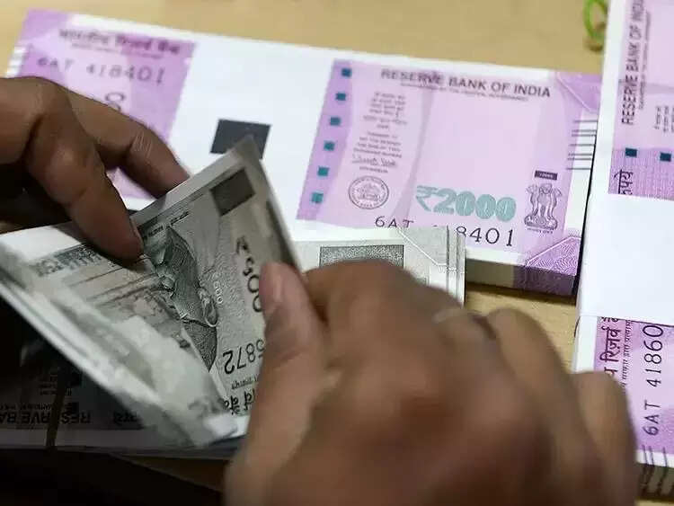 லஞ்சம் வாங்கிய போது கையும் களவுமாக மாட்டிக் கொண்டதால் போலீஸ் அதிகாரி செய்த செயலை பாருங்க..!!