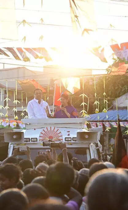 அதிமுகவின் இரட்டை இலை தற்போது தாமரை இலையாக மாறிவிட்டது..!!