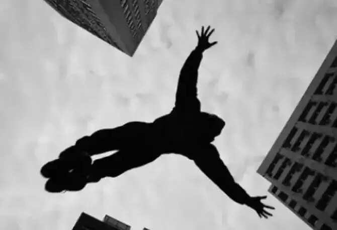 6-வது மாடியில் இருந்து குதித்து கல்லூரி மாணவன் தற்கொலை..!!