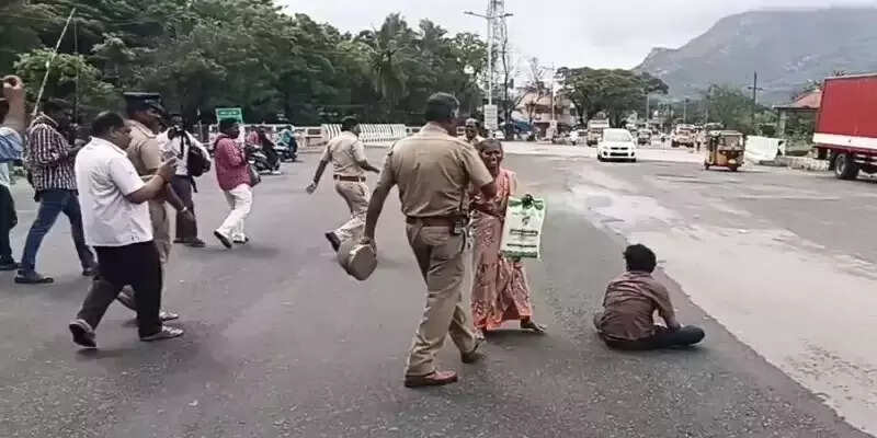 பையனின் எதிர்காலத்தை கேள்விக்குறி ஆக்கியவர் மீது நடவடிக்கை எடுக்கக்கோரி தந்தை சாலையில் புரண்டு போராட்டம்..!!