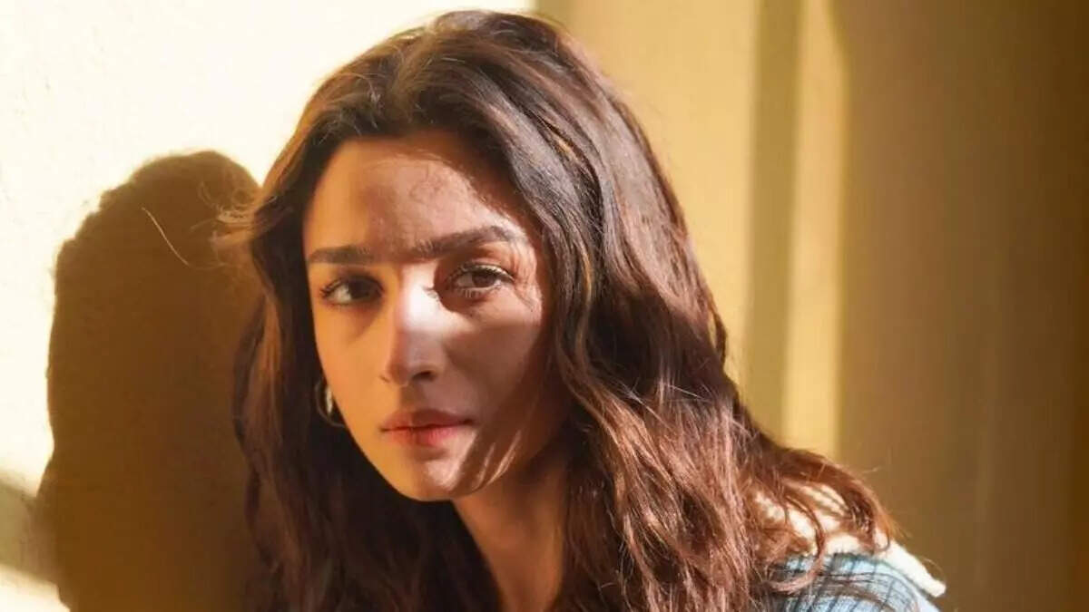 பிரபல நடிகையை ரகசியமாக புகைப்படம் எடுத்த மர்ம நபர்கள்!!