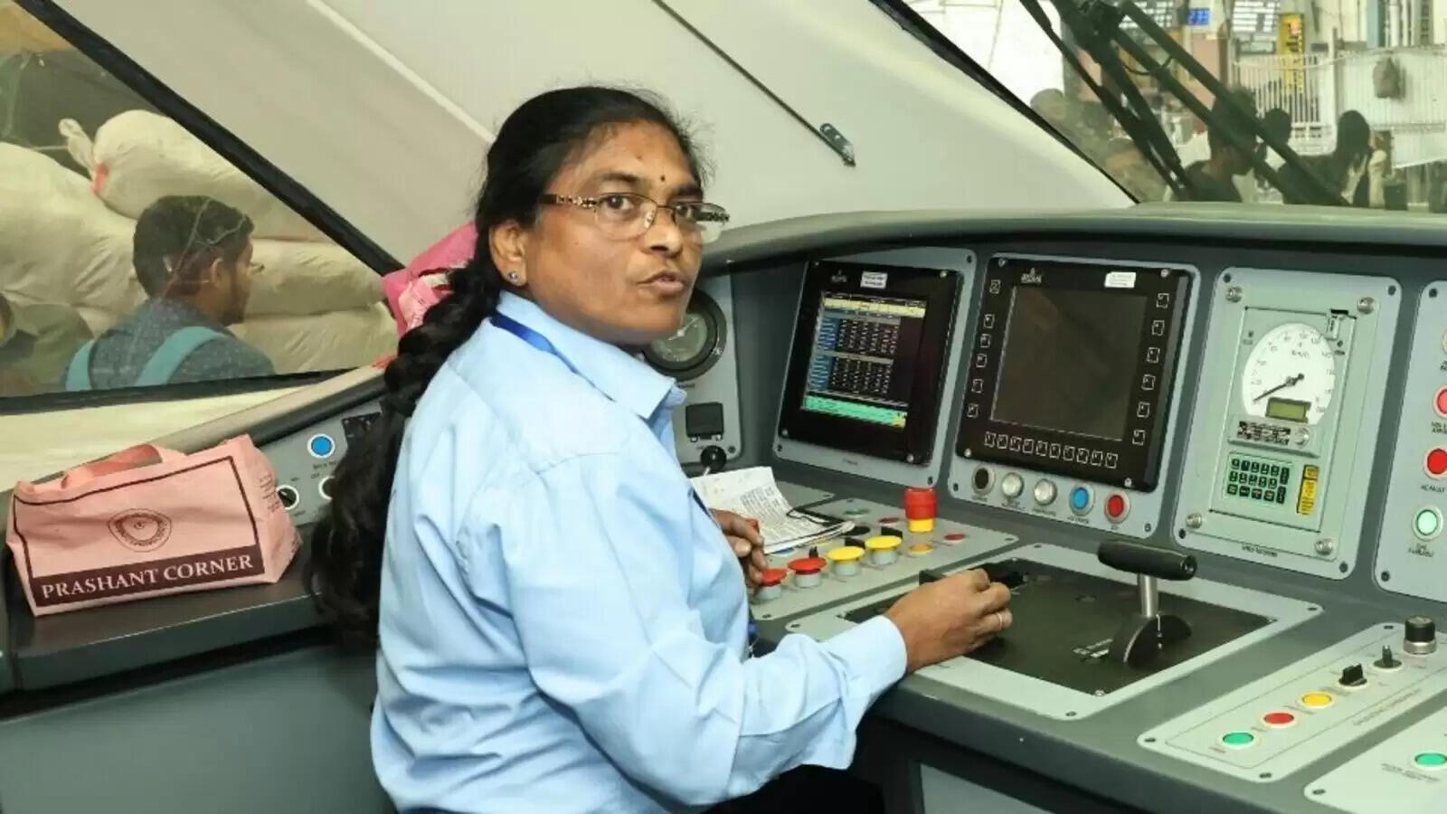 வந்தே பாரத் ரயிலை ஓட்டிய முதல் பெண்!!