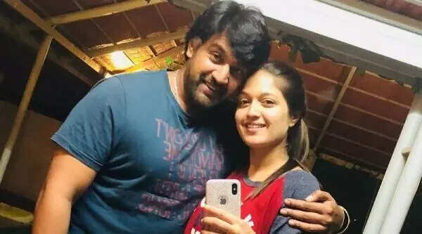 மறைந்த கணவருக்கு கிடைத்த விருது... மனைவி உருக்கம்!!