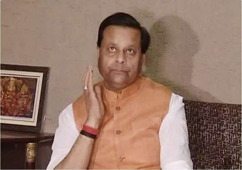 முன்னாள் அமைச்சர் மற்றும் மகளுக்கு ஆசிட் வீச்சு கொலை மிரட்டல்!!