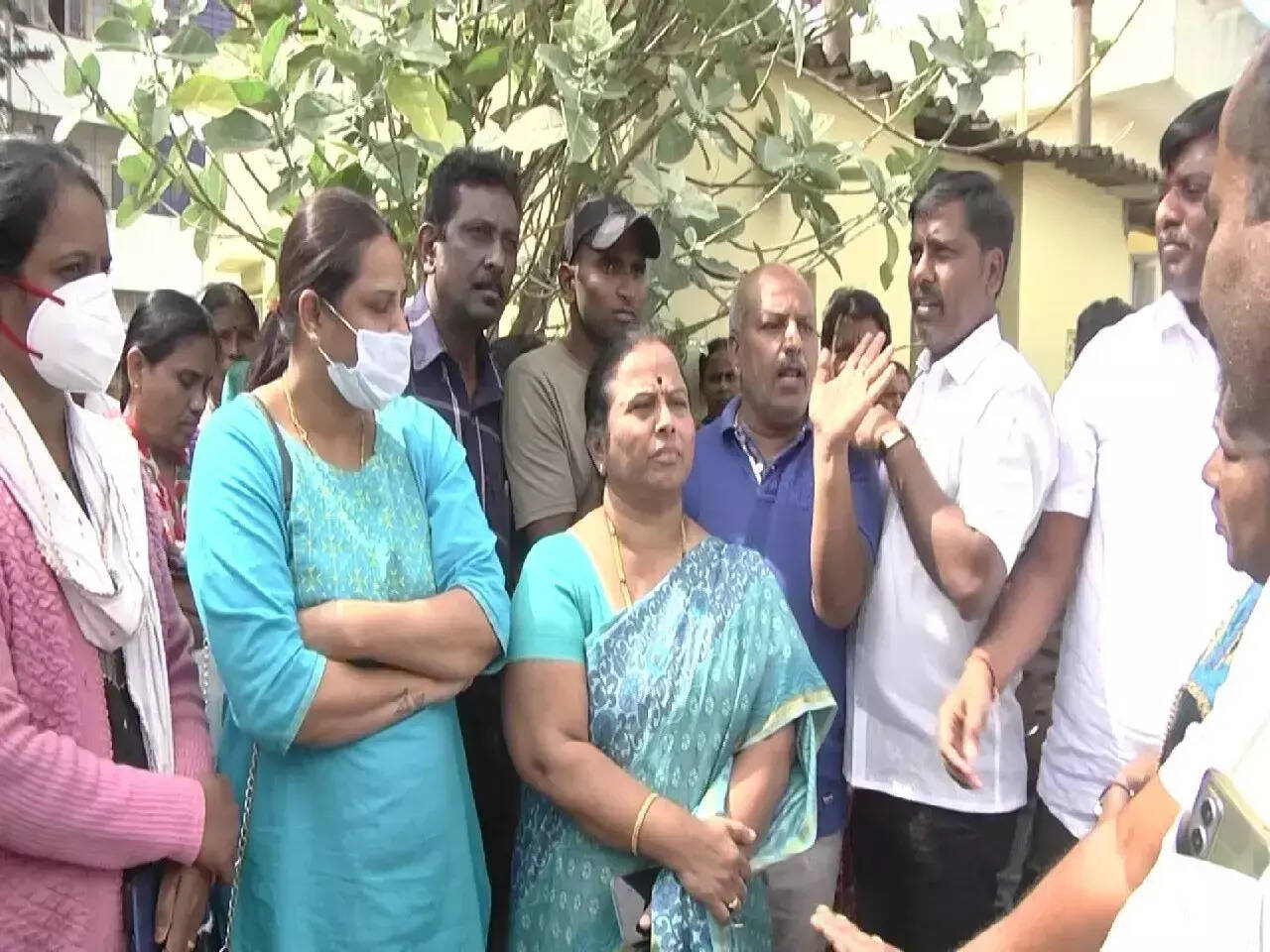 நிறை மாத கர்ப்பிணி என தெரிந்தும் மருத்துவமனையில் அனுமதிக்காத மருத்துவர்.. தாய் மற்றும் இரட்டை குழ்ந்தைகள் பலி!!