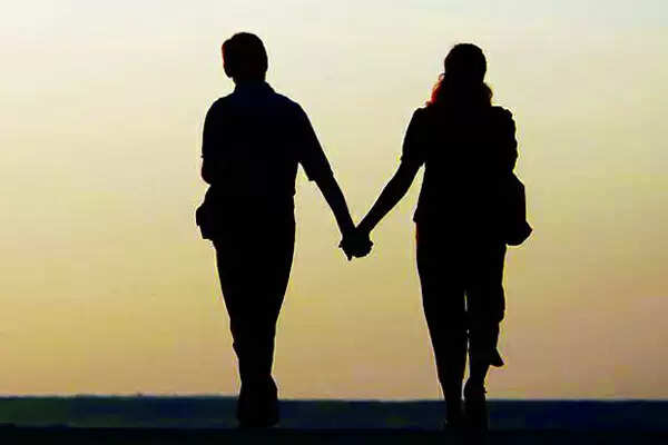 லெஸ்பியனில் ருசி கண்ட ஆசிரியை.. கணவன், கைக்குழந்தையை விட்டு மாணவியுடன் ஓட்டம்..!