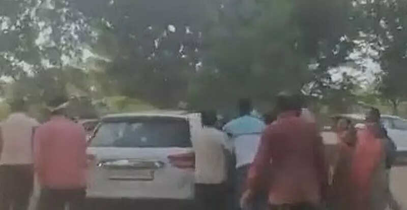 பரபரப்பு! காவல் நிலையம் புகுந்து இளம்பெண் கடத்தல்!!