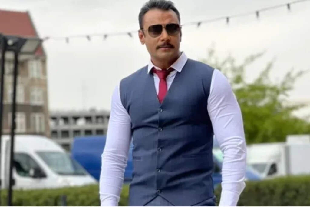 சர்ச்சைக்குரிய கருத்து: பிரபல நடிகர் மீது செருப்பு வீச்சு..!