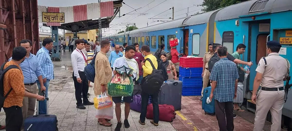 நடுவழியில் நின்ற வந்தே பாரத் ரயில்!!