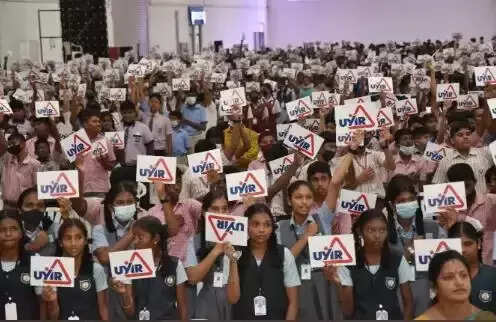 சாலை பாதுகாப்பு உறுதிமொழியை முதல்வர் வாசிக்க பள்ளி மாணவர்கள் ஏற்றுக் கொண்டனர்..!!