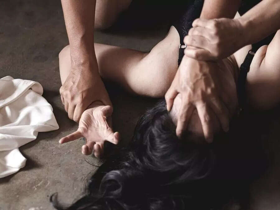 தோழியை நம்பிய பெண்ணுக்கு காரில் கூட்டு பாலியல் வன்கொடுமை!!