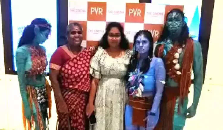 ரசிகர்களை கவர தனியார் திரையரங்கு ஊழியர்கள் செய்த செயலை பாருங்க..!!