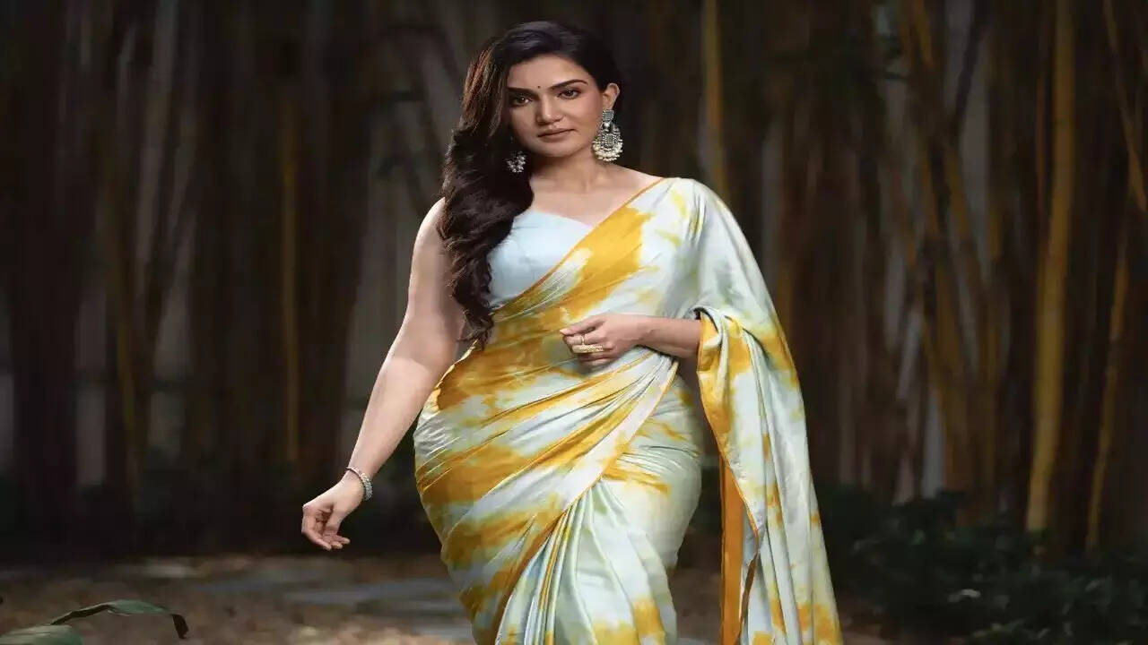 ரசிகர்கள் கூட்டத்தில் சிக்கிய ஹனிரோஸ்!!