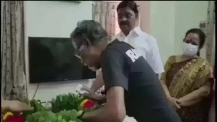 முக்கிய தமிழ் பிரபலம் காலமானார்..! கண் கலங்கி, கதறி அழுத பாரதிராஜா !!